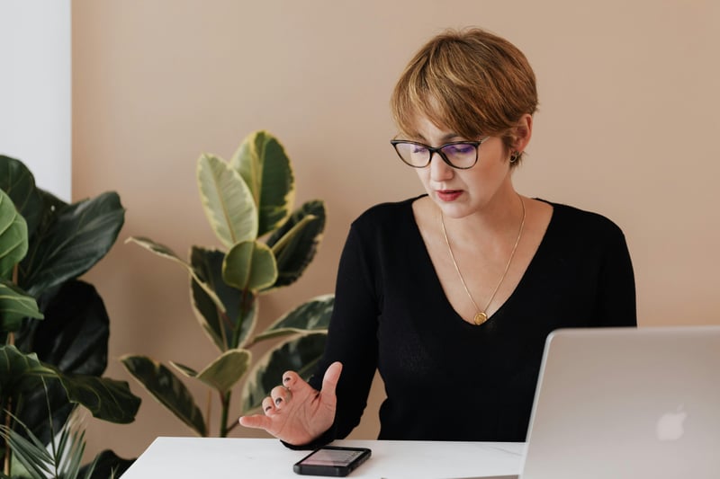 Woman learning how to use a virtual card