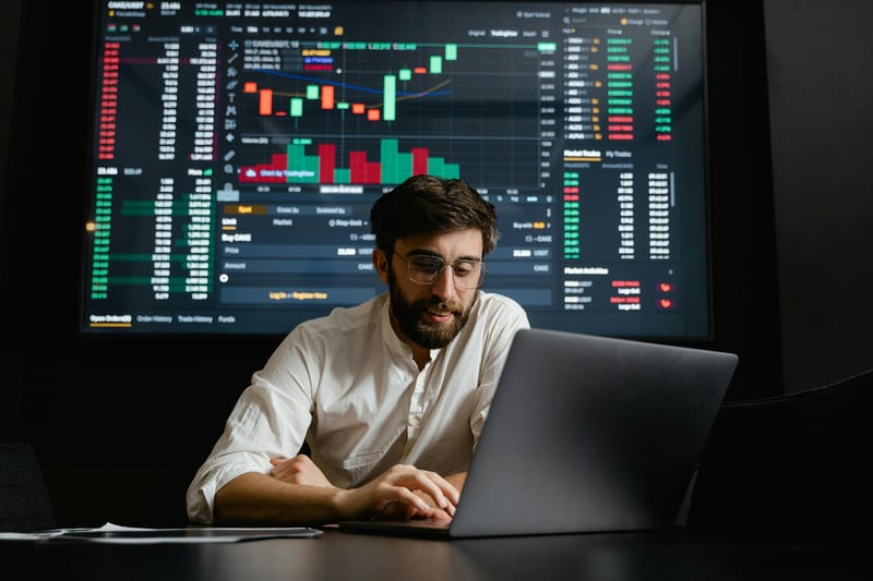 A man sitting on a desk researching about AI and fraud prevention